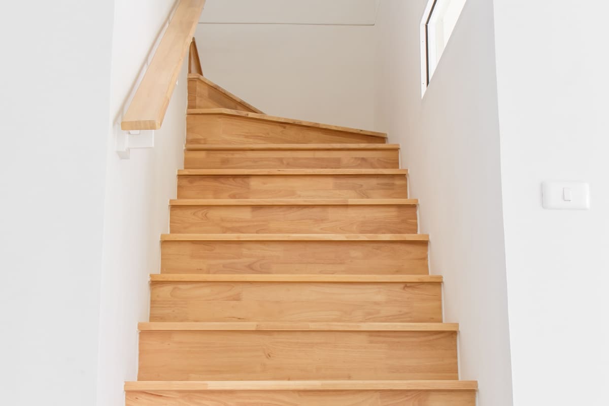 escalier en colimaçon rustique en bois