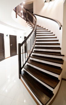 Types d'escaliers: Modèles, Matériaux différents & Prix