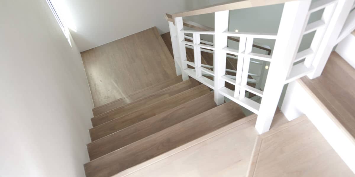 escalier bois rampe