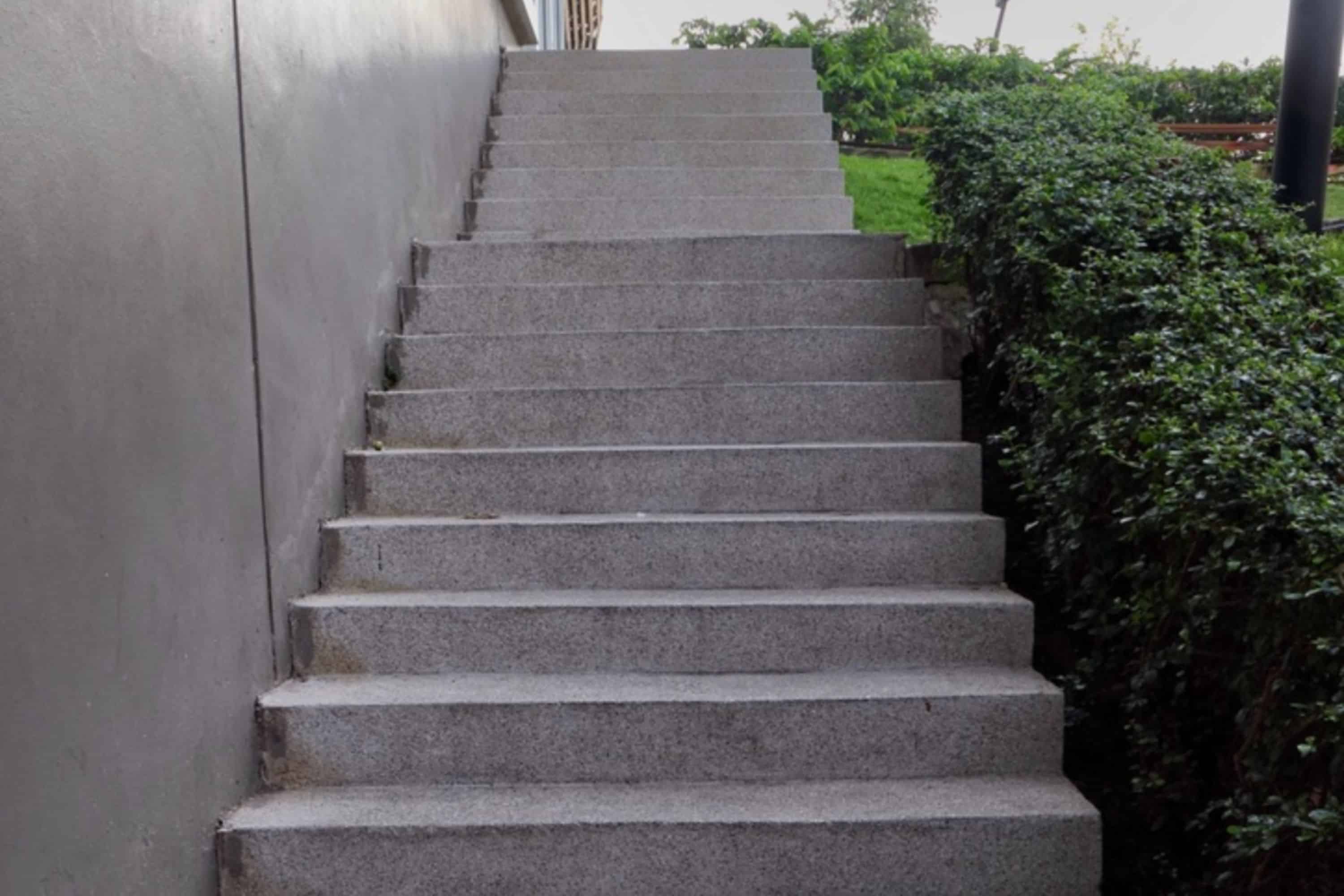 Escaliers extérieurs: matériaux appropriés, avantages et prix