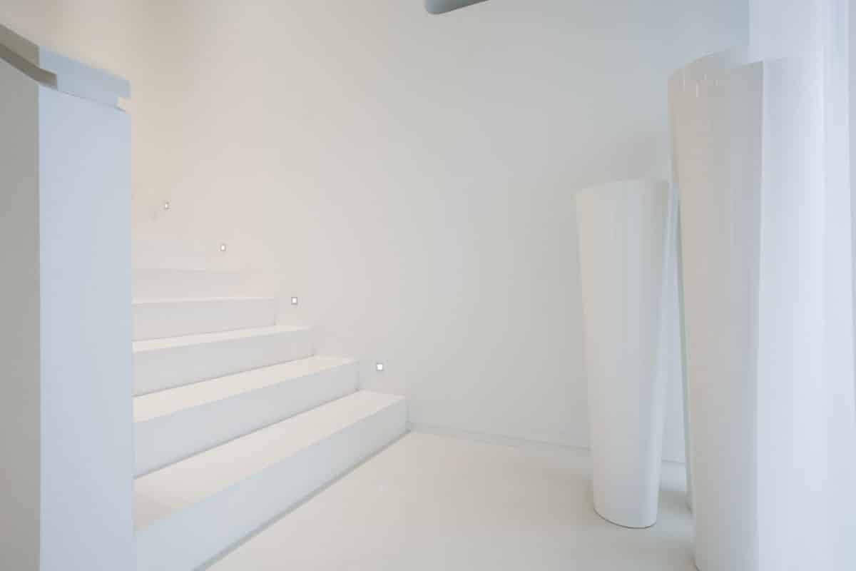 escalier moderne blanc